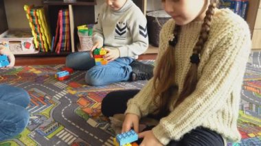 Çocuklar küplerin Tasarımcısı ile oynamak