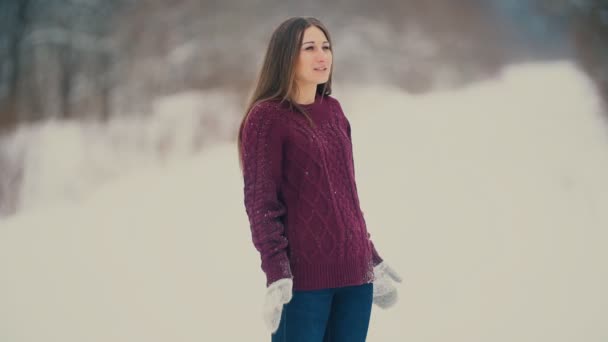 Mooi Meisje Sneeuw Gooit Verheugt Zich — Stockvideo