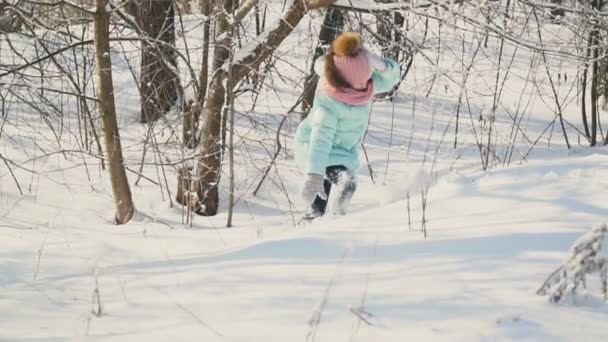 雪に覆われた公園の少女 — ストック動画