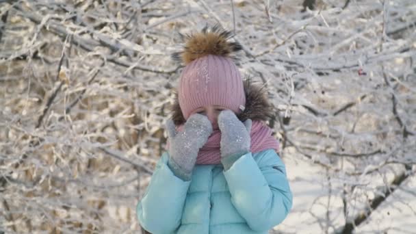 Маленькая девочка в снежном парке — стоковое видео