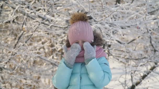 Niña en un parque cubierto de nieve — Vídeo de stock