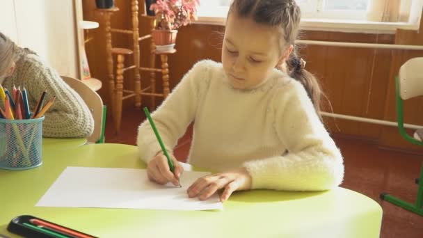 Niñas dibujar con lápices en la escuela — Vídeo de stock