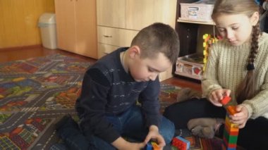 Çocuklar küplerin Tasarımcısı ile oynamak