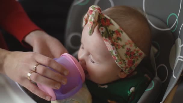 La niña está bebiendo del abrevadero — Vídeo de stock