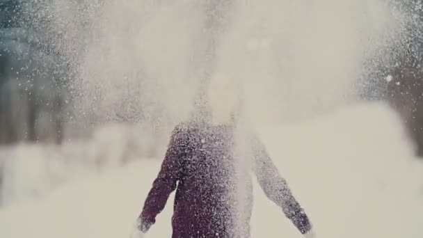 美しい少女雪をスローします。 — ストック動画