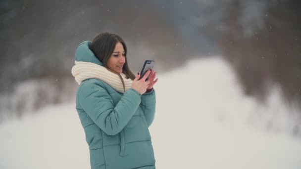 Menina bonita faz selfie — Vídeo de Stock