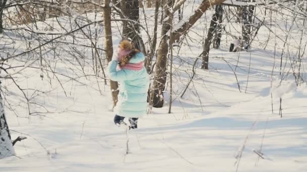 Klein meisje in een besneeuwde park — Stockvideo