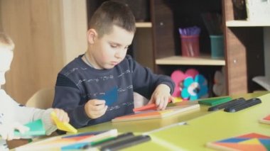 Çocuklar geometrik şekillerle oynamak