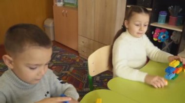 Çocuklar küplerin Tasarımcısı koymak