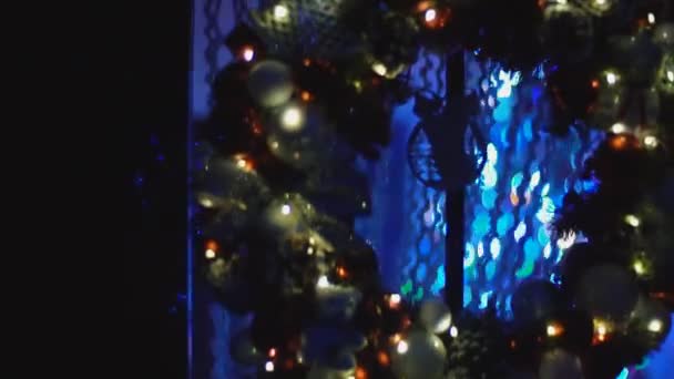 Kerst krans staande op de deur — Stockvideo