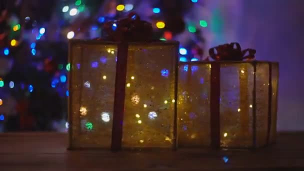 Boîtes décoratives sur le fond de l'arbre de Noël — Video