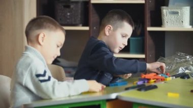 Çocuklar Tasarımcısı montajı