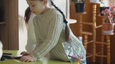 bir Oluşturucu ile oynayan kızlar