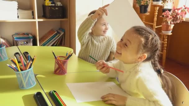Діти малюють в школі — стокове відео