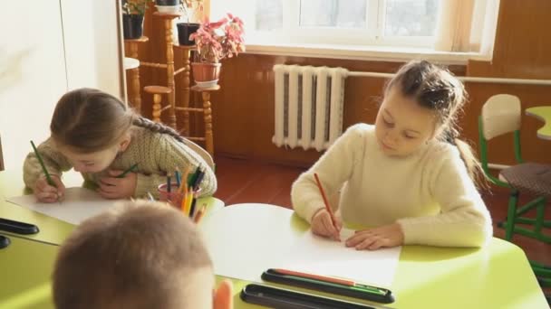 Niñas dibujar con lápices en la escuela — Vídeo de stock