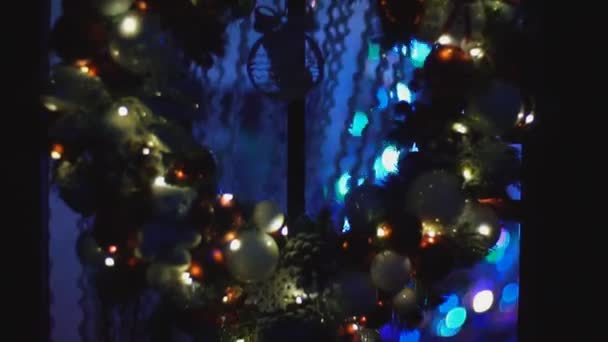 दरवाजावर उभे ख्रिसमस wreath — स्टॉक व्हिडिओ