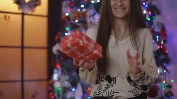 Chica mira en bolsas con regalos — Vídeo de stock