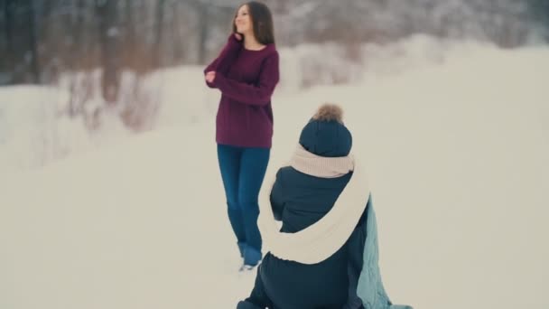 Menina fotografar outra menina — Vídeo de Stock