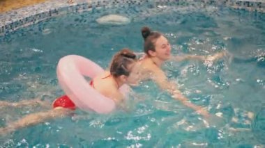 Anne ve kızı Yüzme