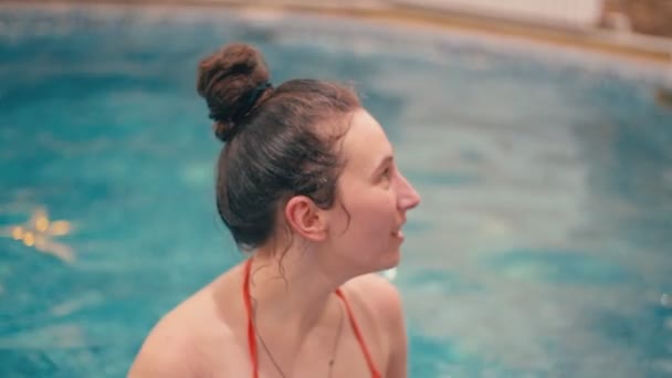 Retrato de uma mulher contra o fundo da piscina — Vídeo de Stock