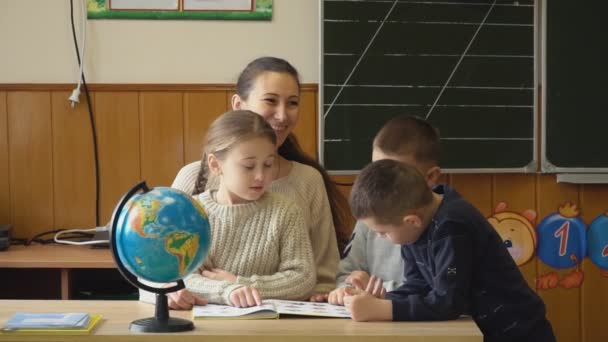 Učitel s dětmi zobrazí knihu — Stock video