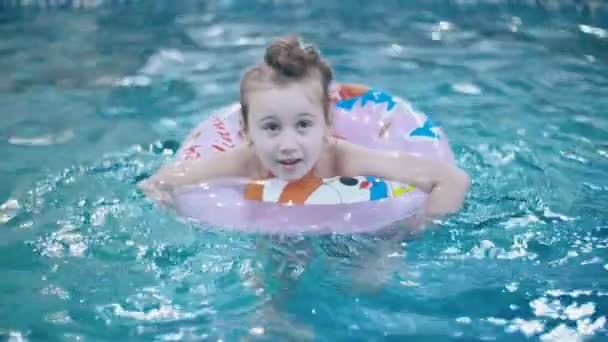 어린 소녀는 수영장에서 수영 — 비디오