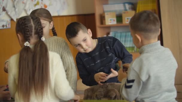 Дети в школе играют в игру с картинками — стоковое видео