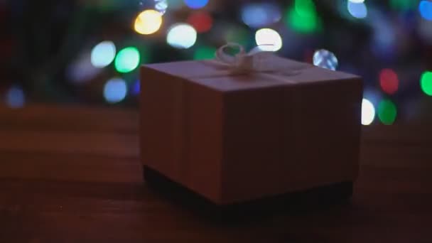 Подарункова коробка для ялинкового фону — стокове відео