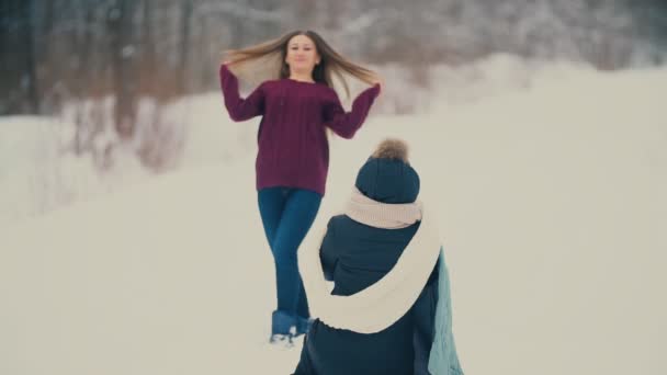 Menina fotografar outra menina — Vídeo de Stock