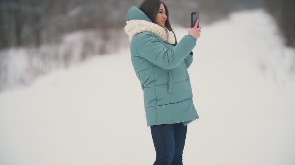 Menina bonita faz selfie — Vídeo de Stock