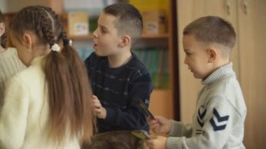 okul çocuklar bir resim oyunu oynamak