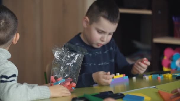 Çocuklar Tasarımcısı montajı — Stok video