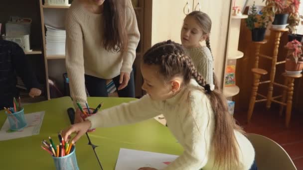 Niños dibujan en la escuela — Vídeo de stock