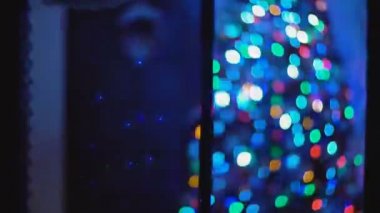 Kapıda Noel çelenk ayakta