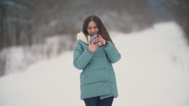 Güzel kız selfie yapar