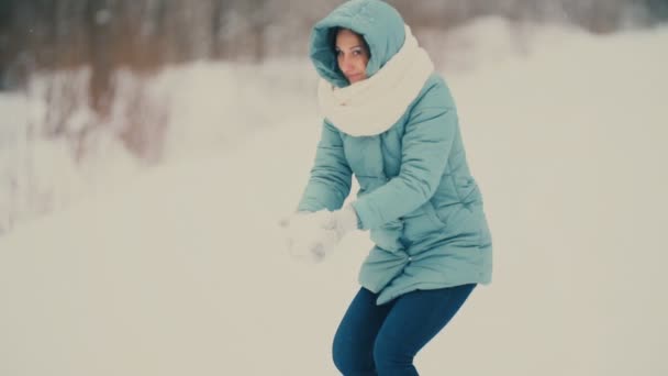 Beautiful girl throws snow — Stock Video