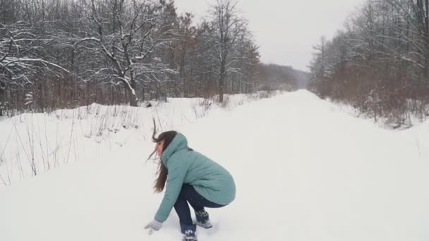 Ragazza corre attraverso il parco innevato — Video Stock