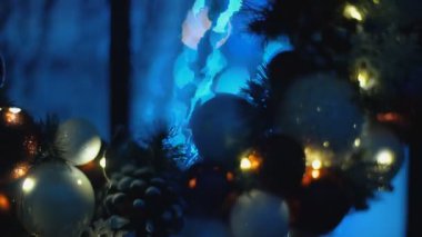 Kapıda Noel çelenk ayakta