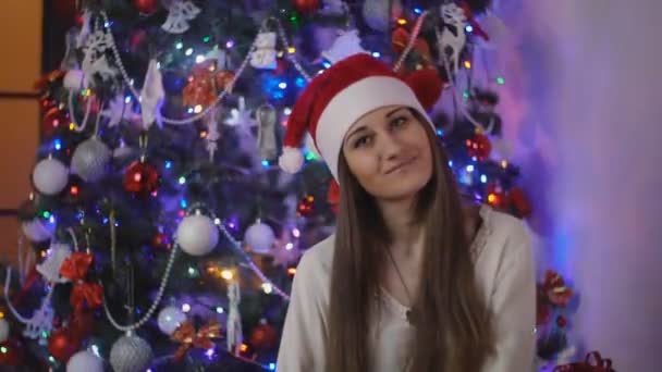 Portrait of a girl in a red hat — Stock Video