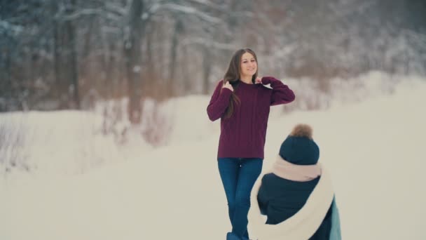 Дівчина фотографує іншу дівчину — стокове відео