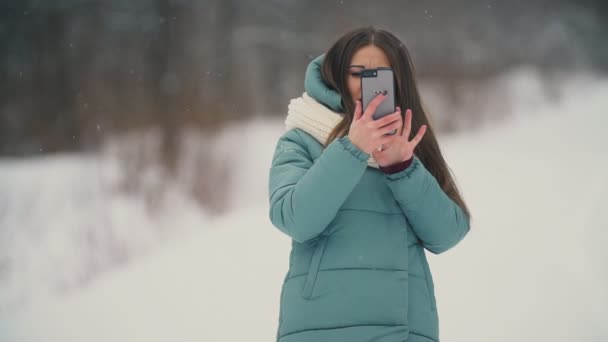 Mooi meisje maakt selfie — Stockvideo