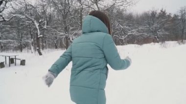 Kız karlı Park üzerinden çalışır