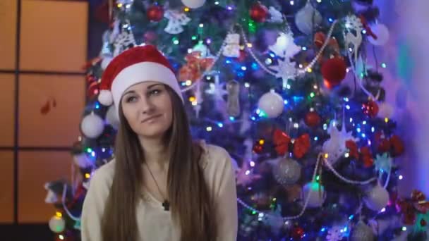 Portrait of a girl in a red hat — Stock Video