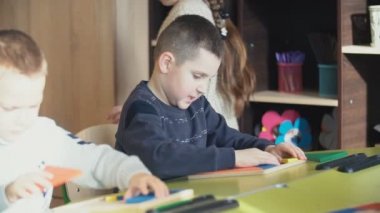 Çocuklar geometrik şekillerle oynamak