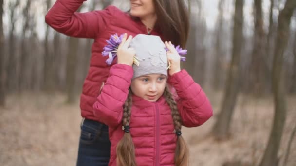 Duas meninas posando com gotas de neve na cabeça — Vídeo de Stock