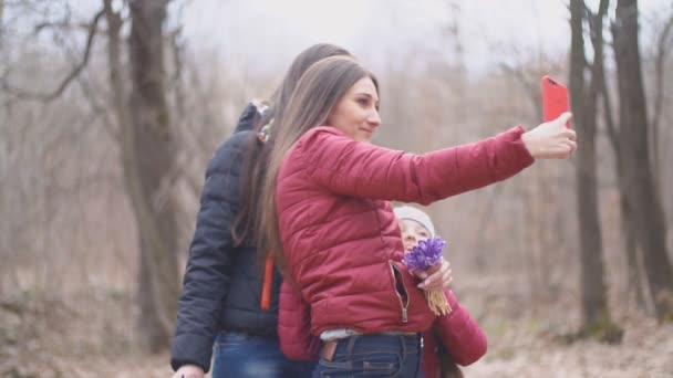 Duas mulheres e uma menina tirar uma selfie — Vídeo de Stock