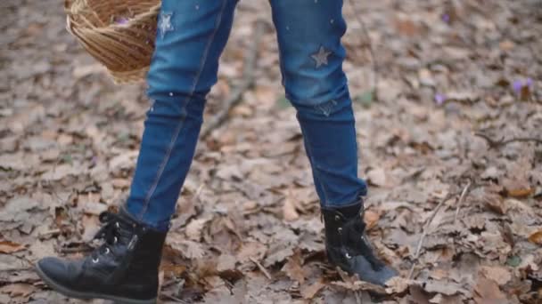 fille recueille des gouttes de neige 