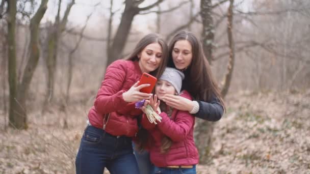 Two women and one girl take a selfie — Stock Video