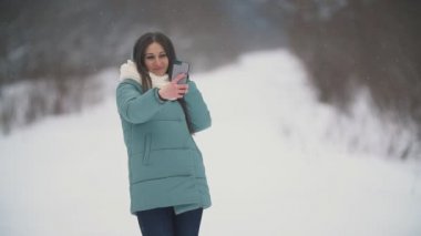 kız telefonda bir selfie alır