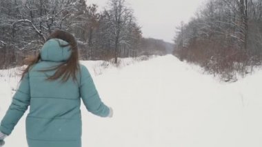 Kız karlı Park üzerinden çalışır